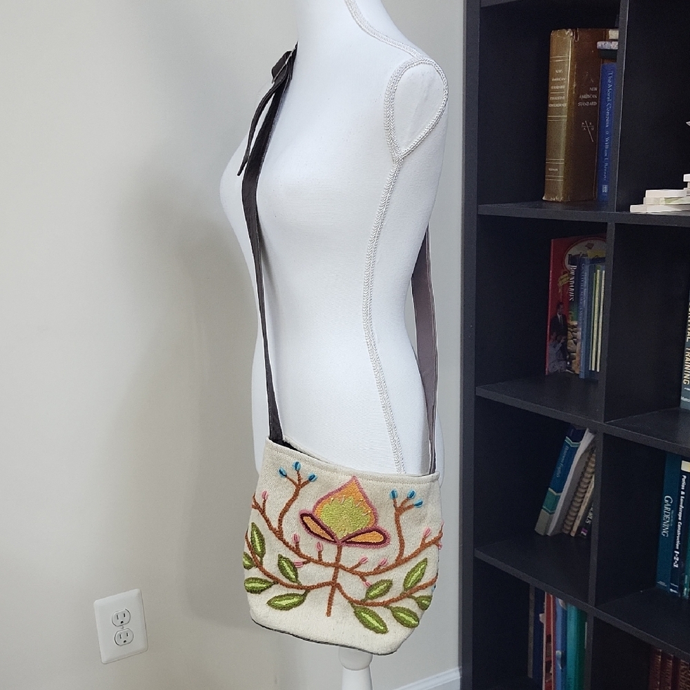 JENNY KRAUSS Peru Wool Floral Embroidered Crossbody Bucket Bag With Key Holder